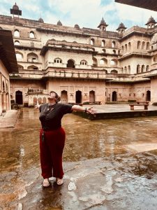 Als het regent heb je de keuze om te schuilen of om te dansen